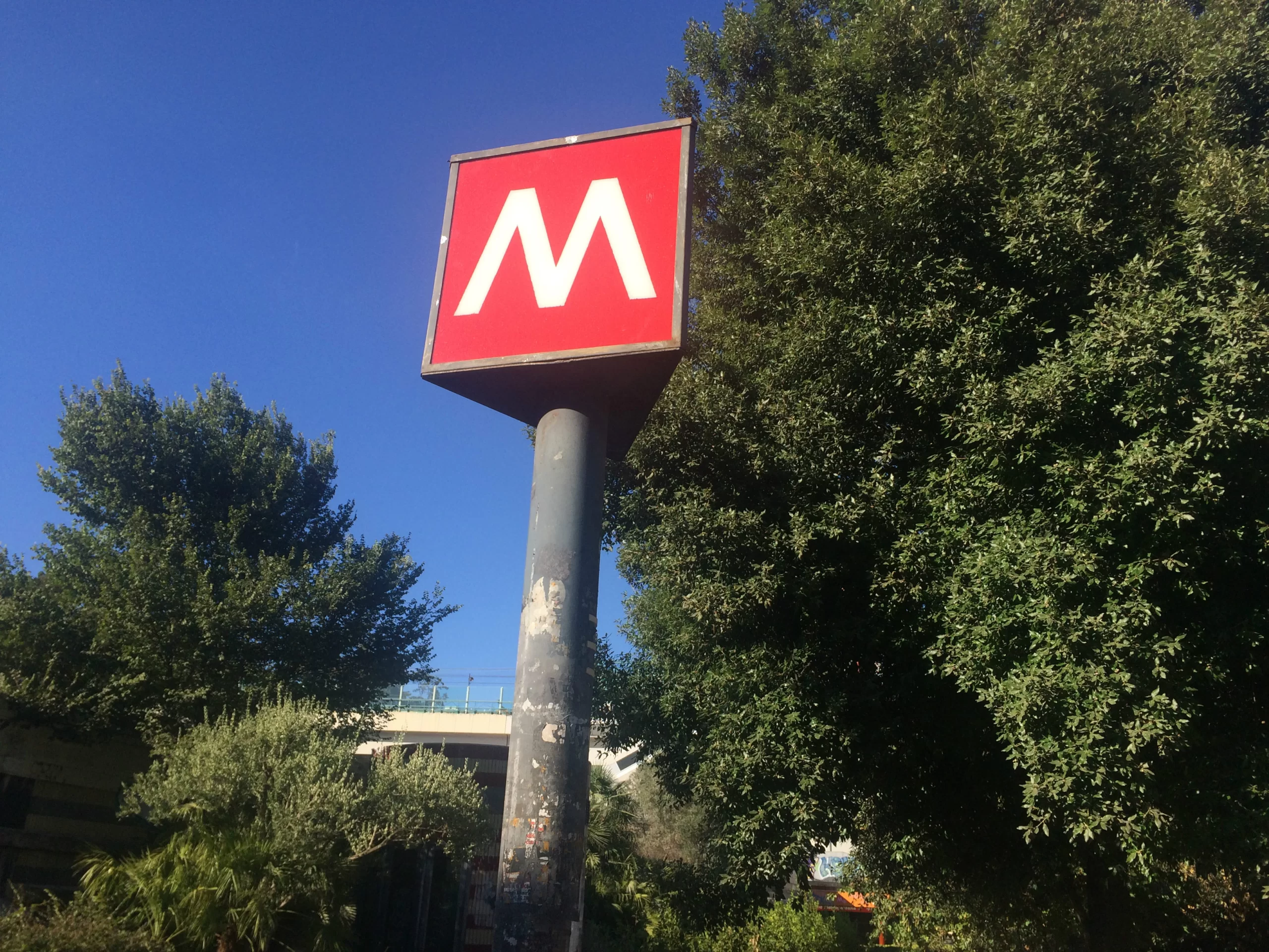 Знак метро в Риме