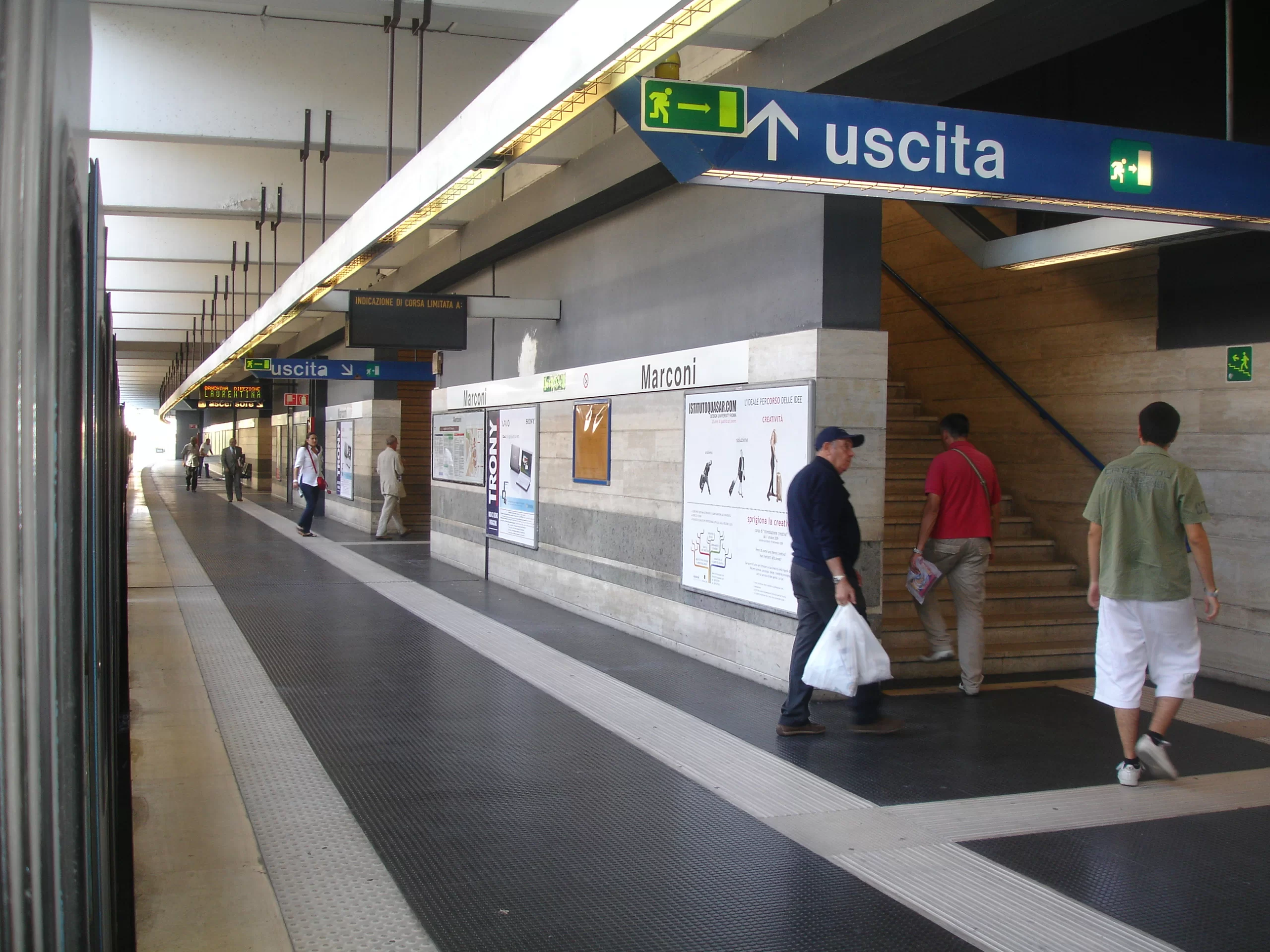 Выход из метро в Риме