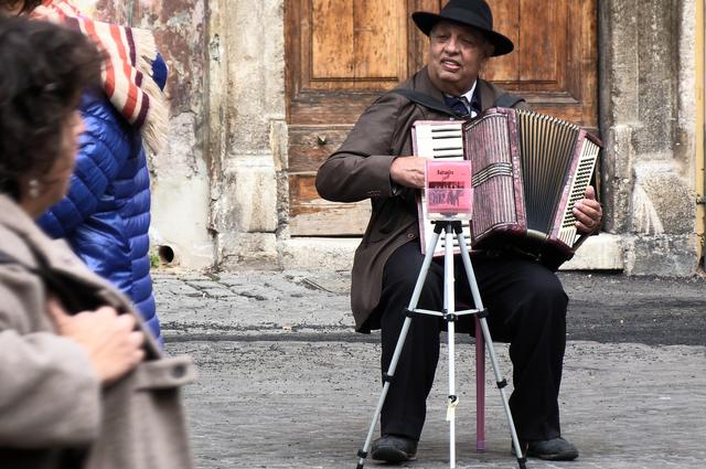 Уличный музыкант в Риме