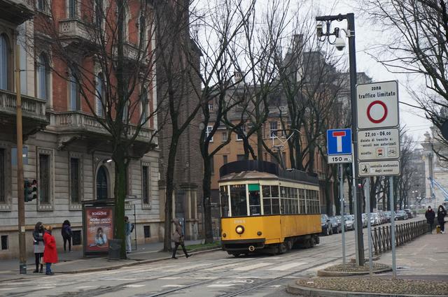Милан зимой трамвай улица