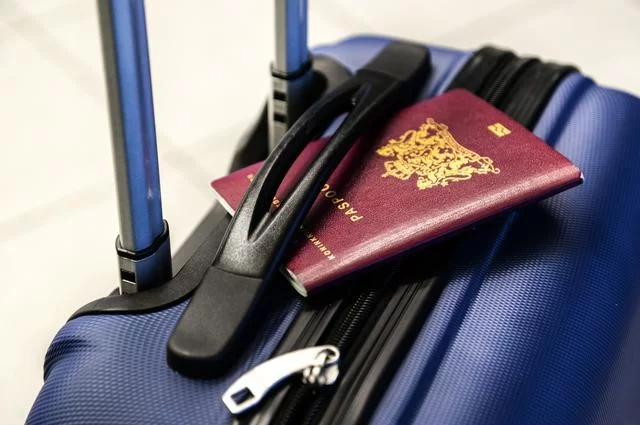 Чемодан багаж паспорт