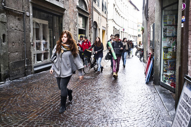 пешеходная улица в Лукке пешеходная улица в Лукке