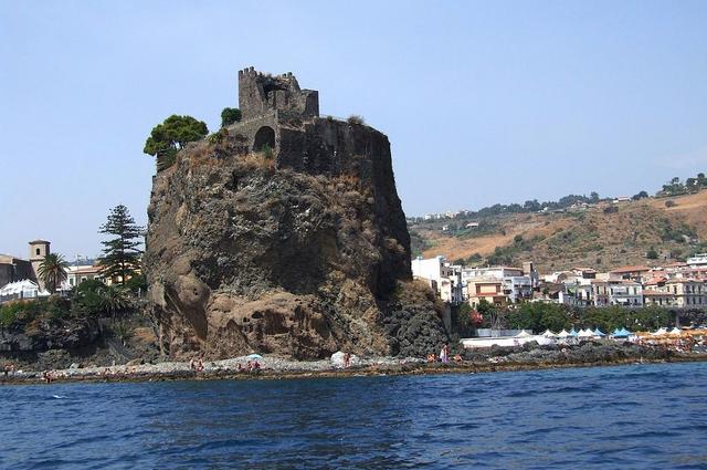 крепость недалеко от Катании