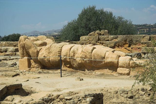 скульптура атланта недалеко от храма Зевса