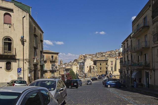 Кальтаджироне Кальтаджироне