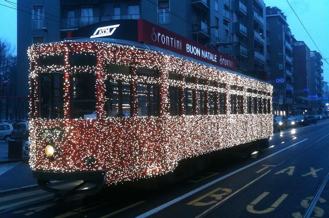 рождественский трамвай в Милане