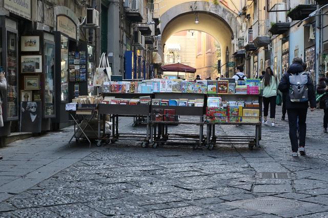 Неаполь улица книги