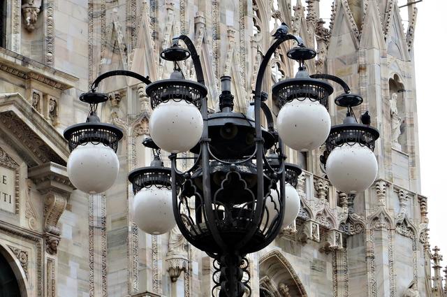 Фонари на площади Дуомо в Милане