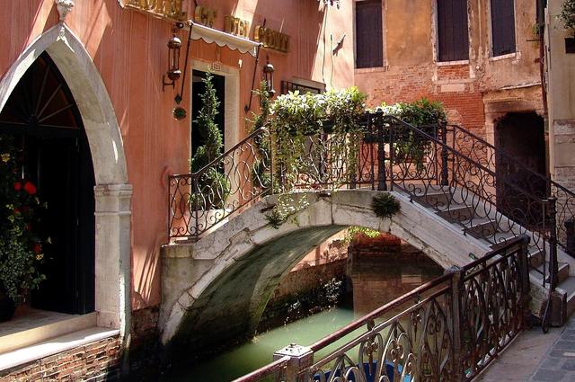 Маленький мост в Венеции