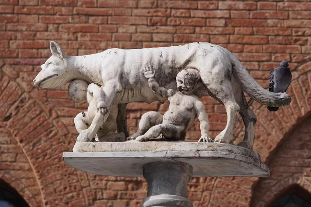 Статуя римской волчицы в Сиене