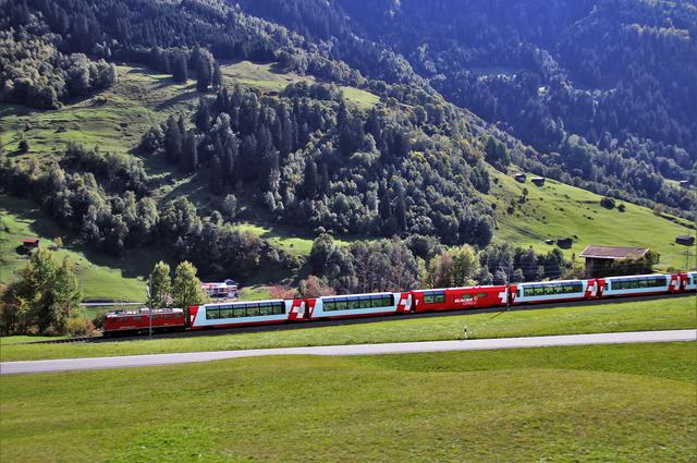 Поезд в горах Швейцарии