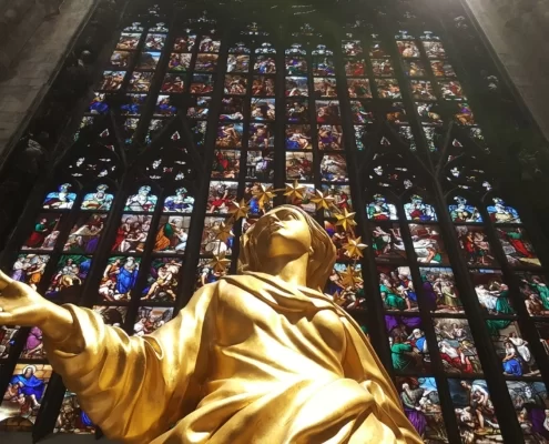 Статуя Мадонны внутри собора Дуомо