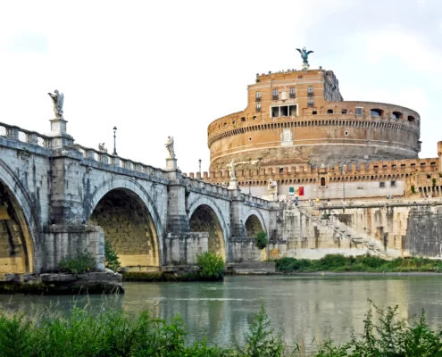 Старинный мост Святого Ангела в Риме