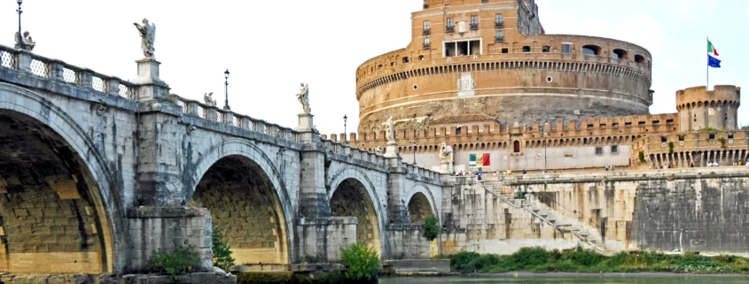 Старинный мост Святого Ангела в Риме