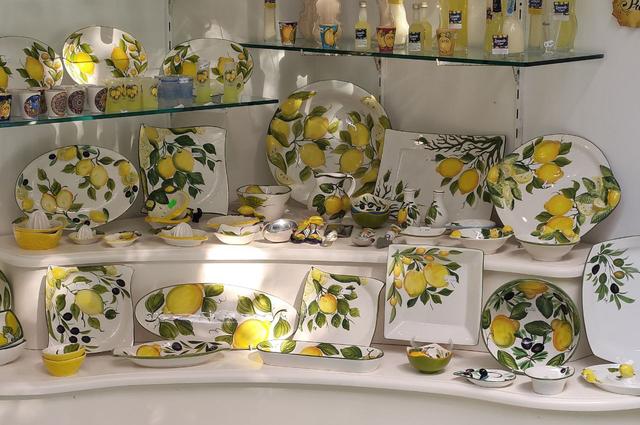 Капри сувениры посуда с лимонами